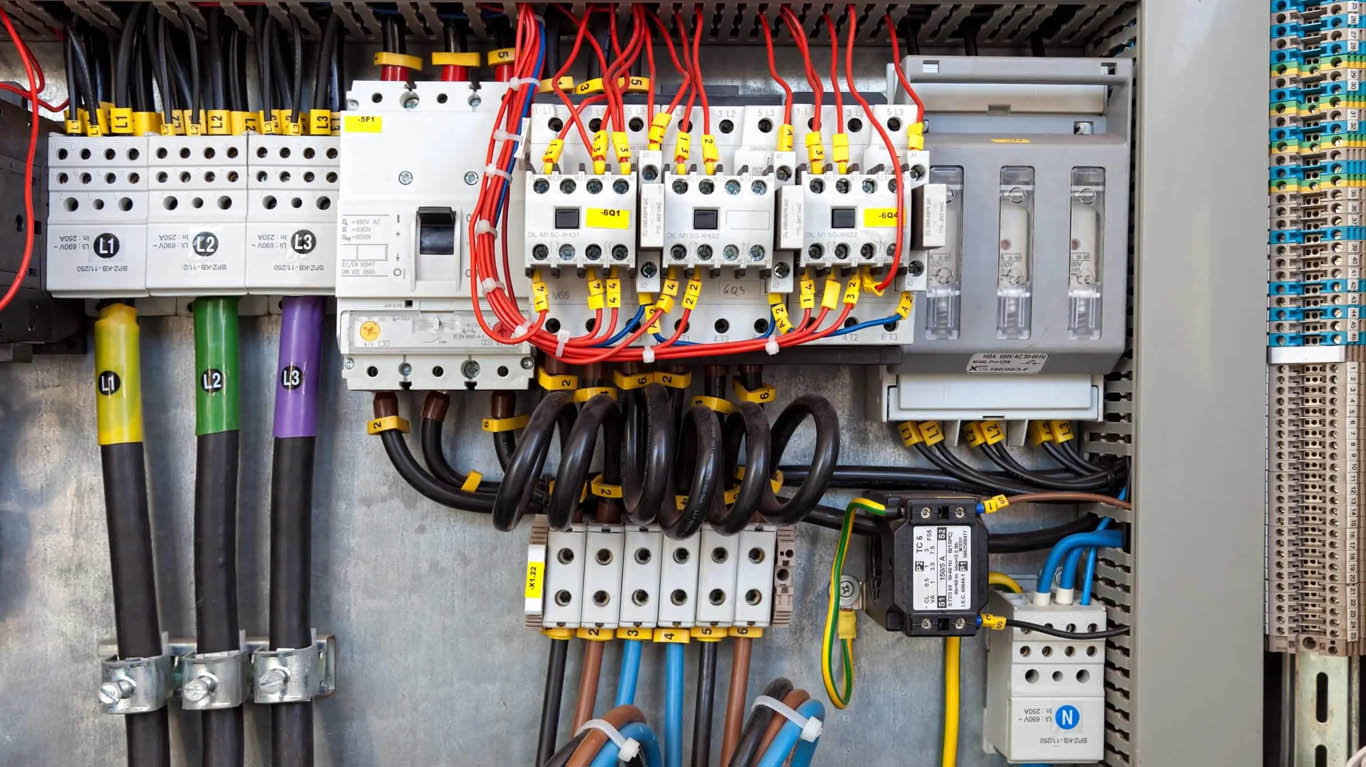 Instalación y Tendido de Líneas Aéreas Trifásicas y Monofásicas